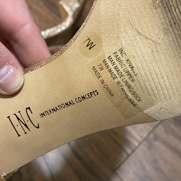 Size 7W internally concepts gold glitter high heels with floral embroide… - Picture 6 of 6